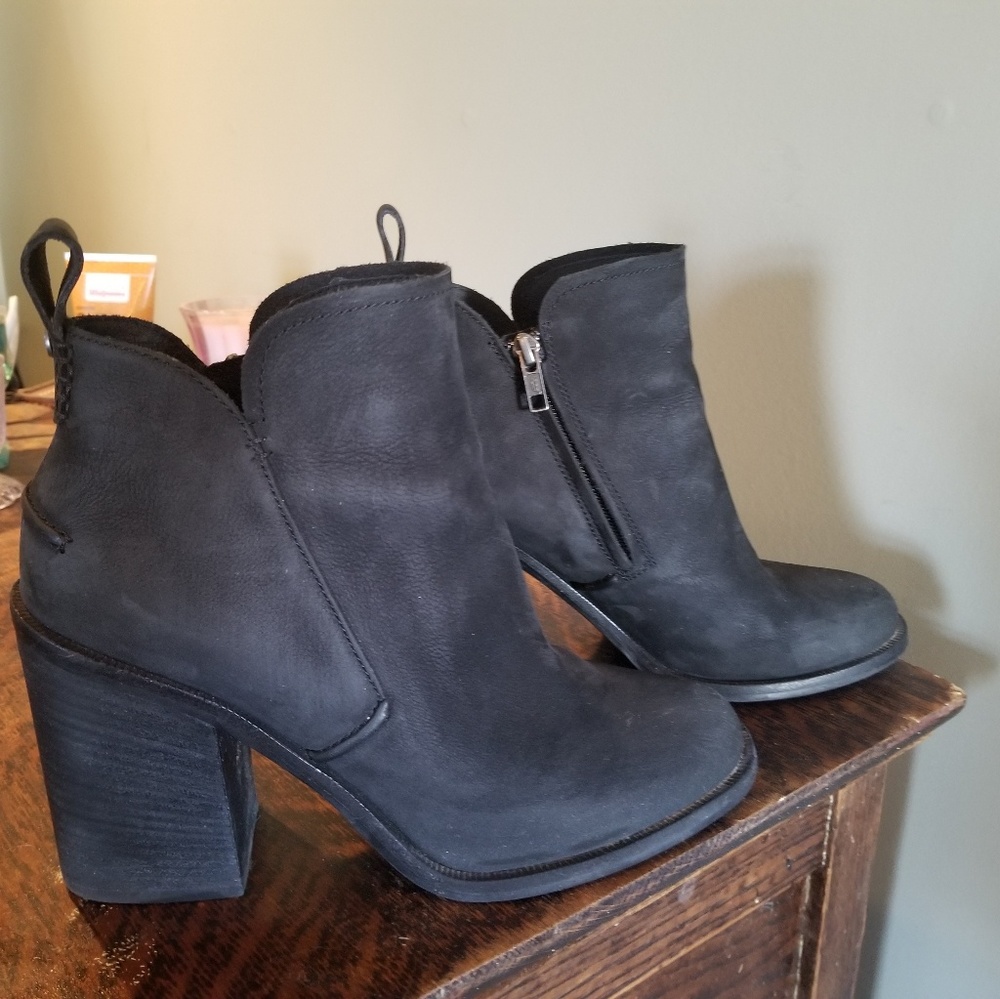 UGG BOOTIES